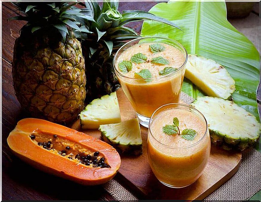 Smoothie of papaya and pineapple