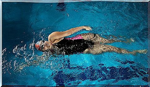 Back crawl in the pool