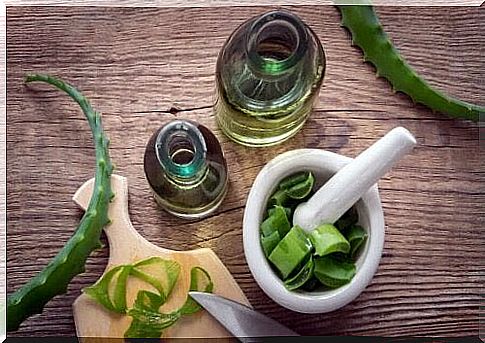 Lift your eyelids with aloe vera