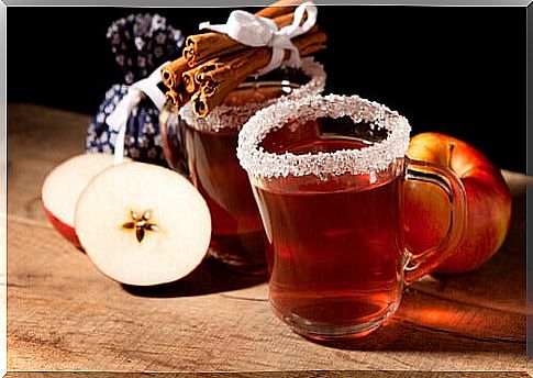 Tea with apple and cinnamon